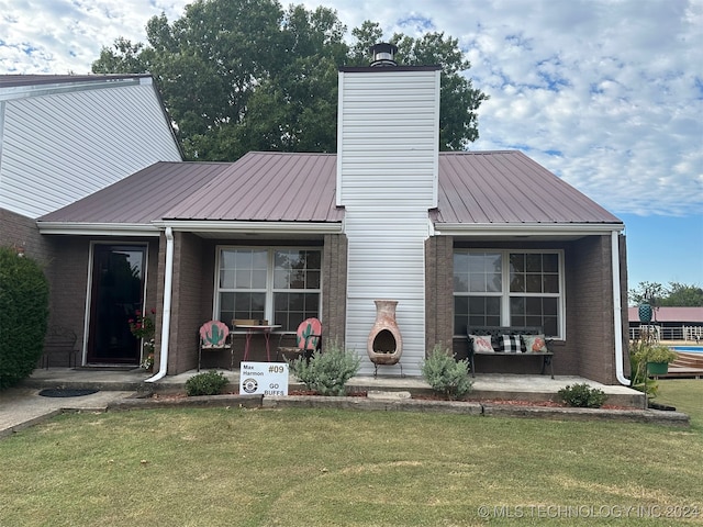 view of front of property featuring a front yard