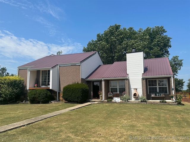 view of front facade with a front yard