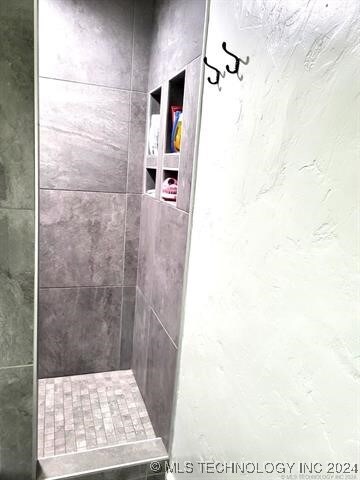 bathroom featuring tiled shower