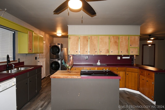 kitchen with dark hardwood / wood-style floors, stacked washer and clothes dryer, dishwasher, and ceiling fan