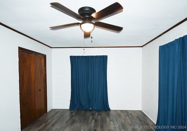 spare room with ceiling fan, dark hardwood / wood-style floors, and ornamental molding