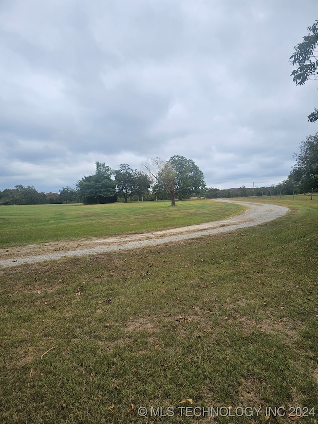 view of yard featuring a rural view