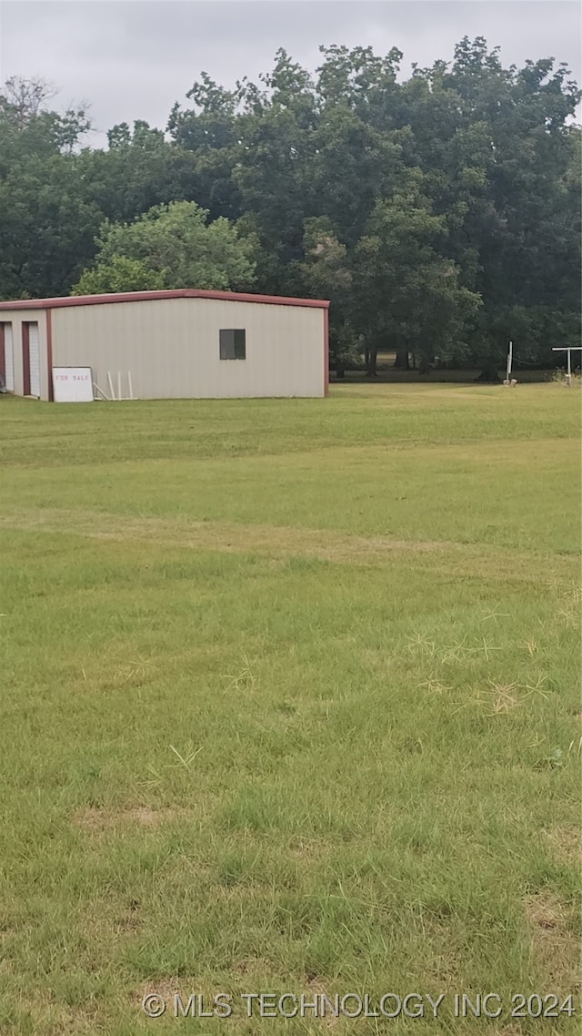 view of yard with an outbuilding