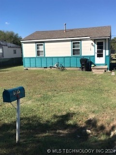 view of front of home featuring a front lawn