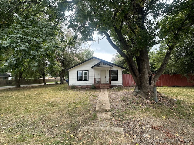 view of front of home with a front lawn