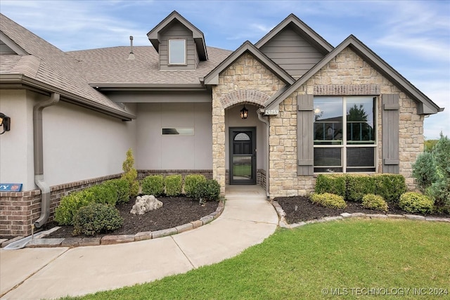 view of front of home with a front lawn