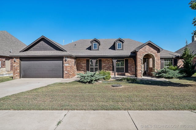 view of front of house featuring a front lawn and a garage