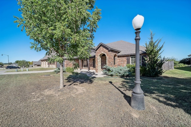 view of front of home featuring a front lawn