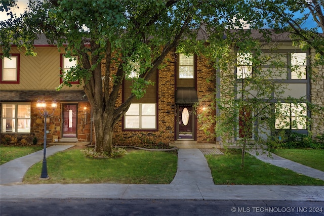 view of front of home featuring a front lawn