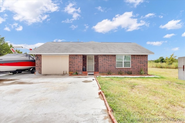 single story home with a front yard