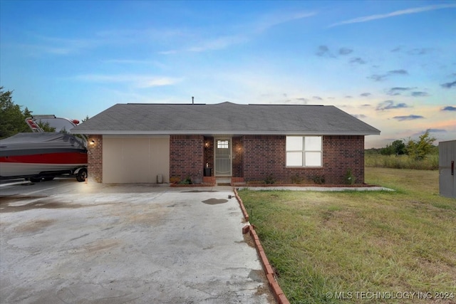 single story home with a lawn