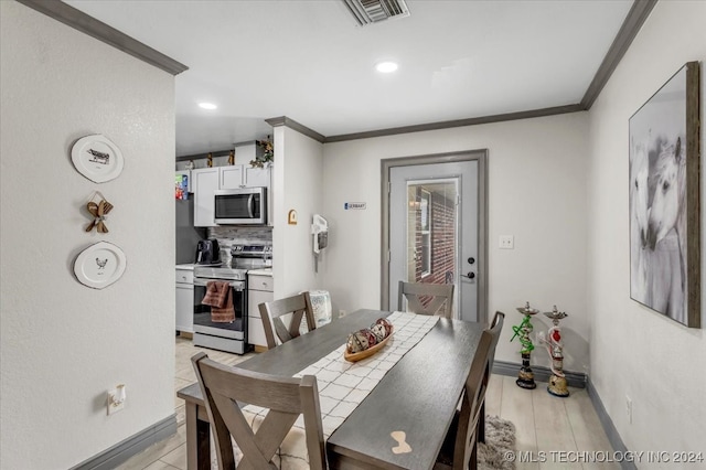 dining area featuring light hardwood / wood-style flooring and crown molding