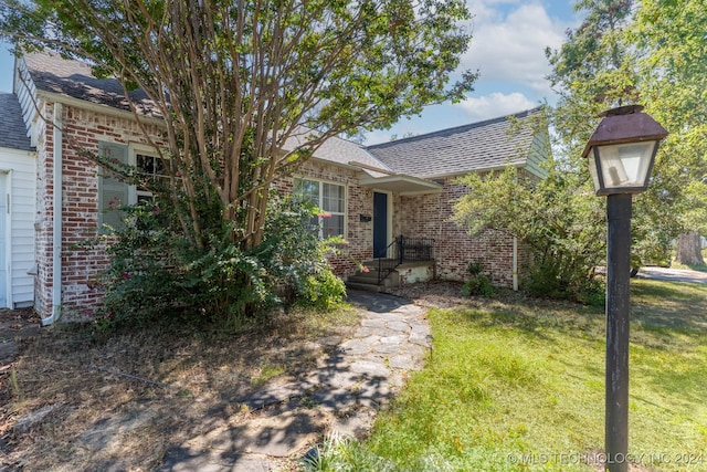 view of front of property featuring a front lawn