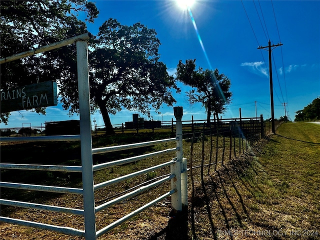 view of yard featuring a rural view