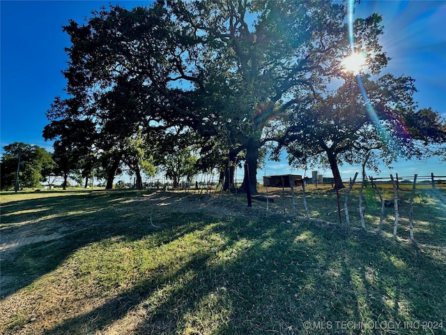 view of yard featuring a rural view