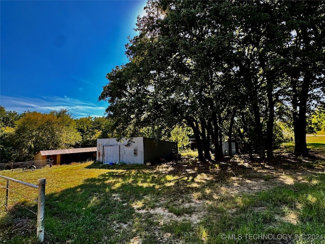 view of yard featuring an outbuilding