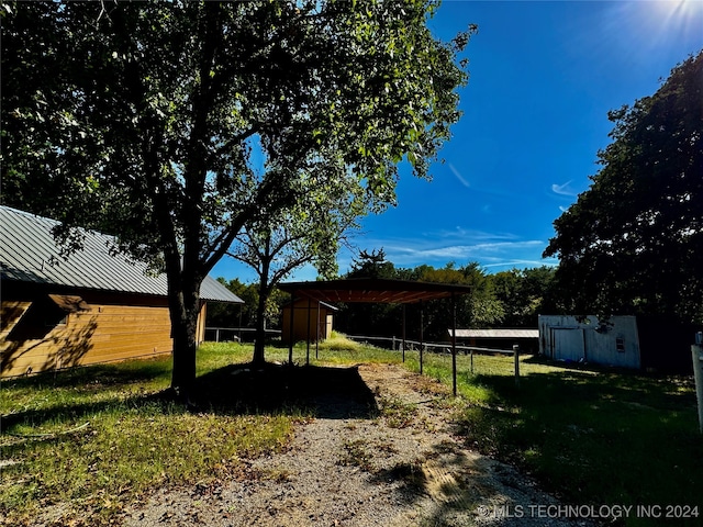 view of yard featuring a shed