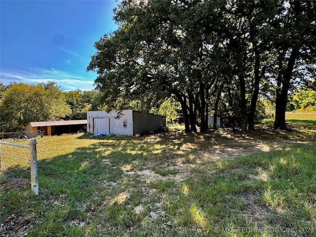 view of yard featuring an outdoor structure