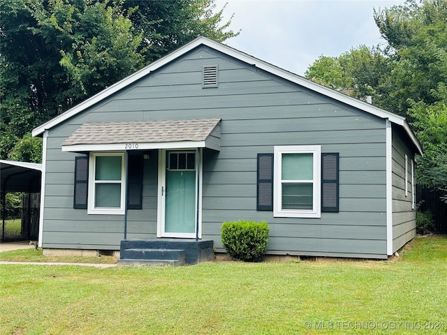 bungalow-style house featuring a front lawn