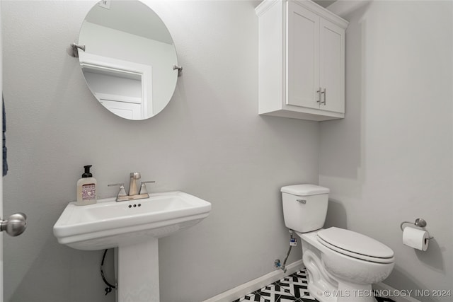 bathroom featuring sink and toilet