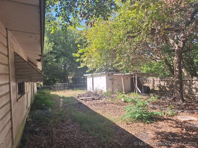 view of yard with a shed