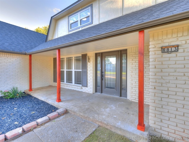 entrance to property featuring a porch