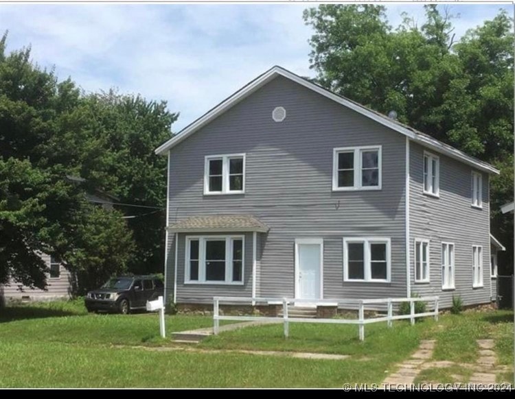 view of front of house featuring a front yard