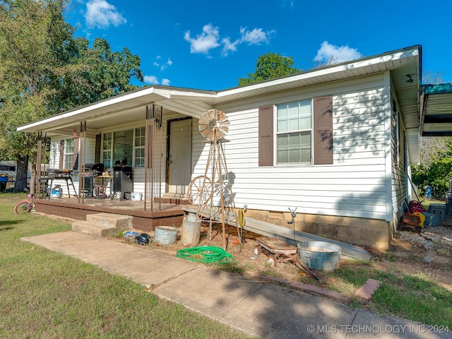 view of front of property featuring a wooden deck