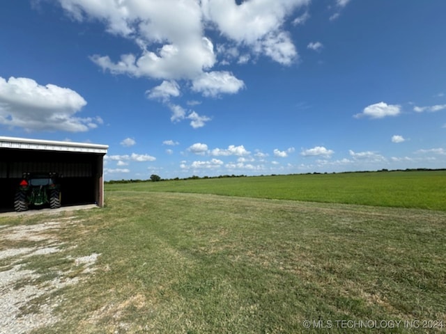 view of yard featuring a rural view