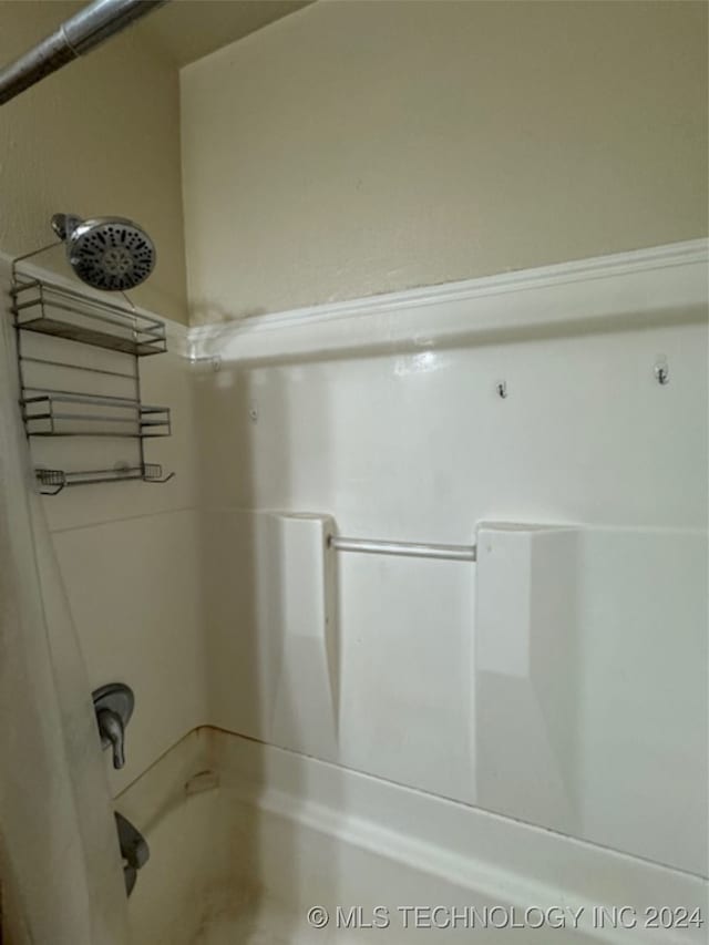 bathroom with shower / tub combination