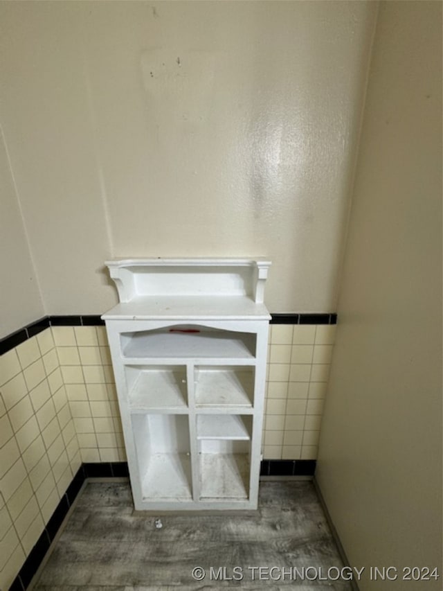 bathroom featuring tile walls