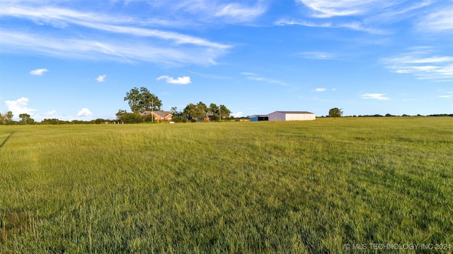 view of yard featuring a rural view