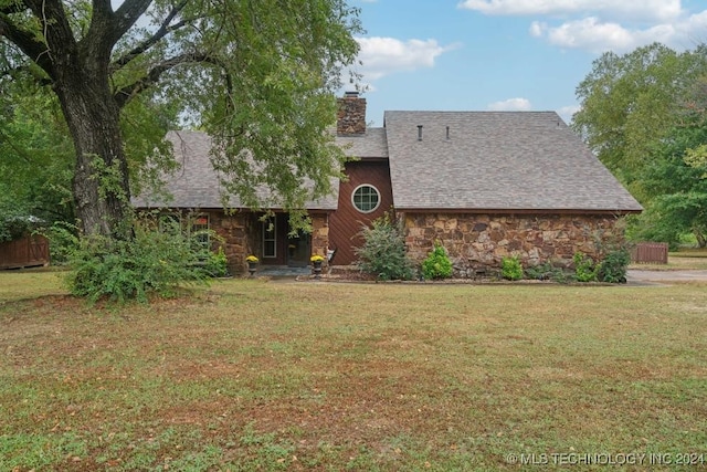 view of front of house with a front lawn