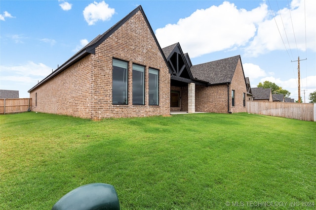 back of house featuring a lawn