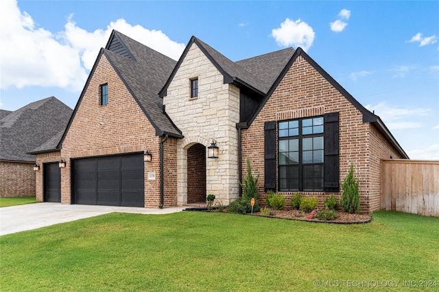 view of front facade featuring a front lawn and a garage