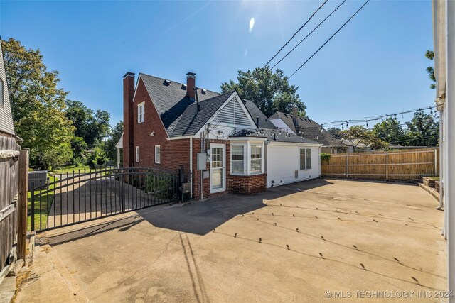 view of front of property featuring a patio area