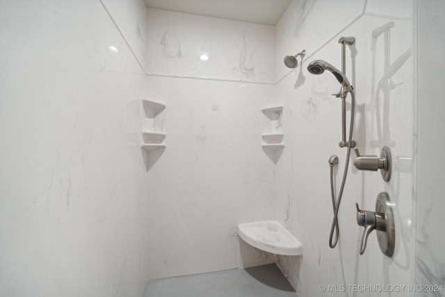 bathroom featuring a tile shower