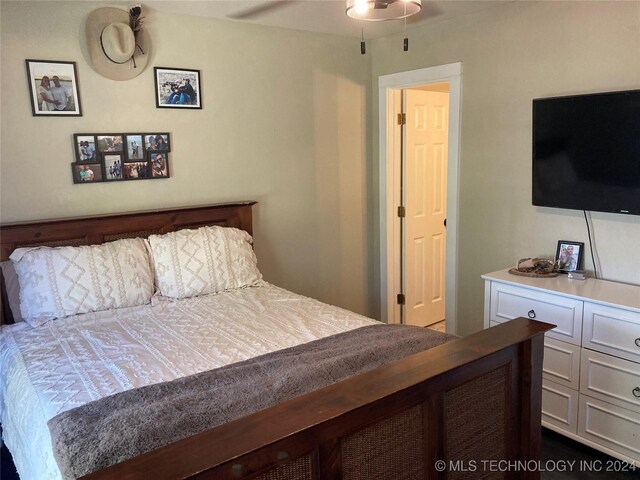 bedroom with ceiling fan