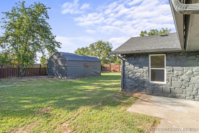 view of yard featuring a storage unit