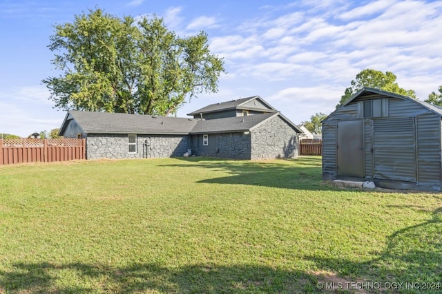 view of yard featuring a storage shed