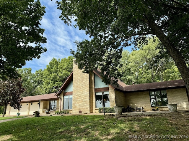 view of front of property featuring a garage and a front yard