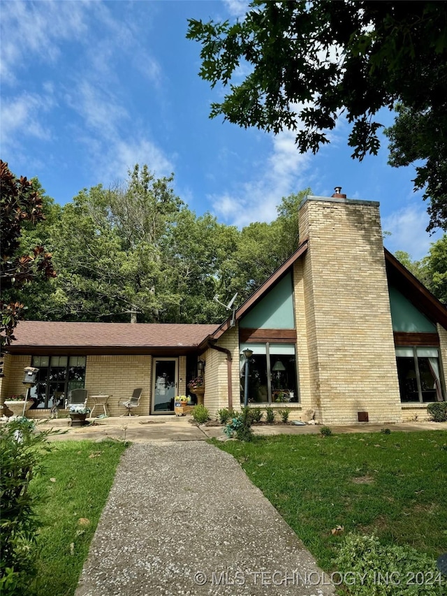 view of front of home featuring a patio area and a front yard