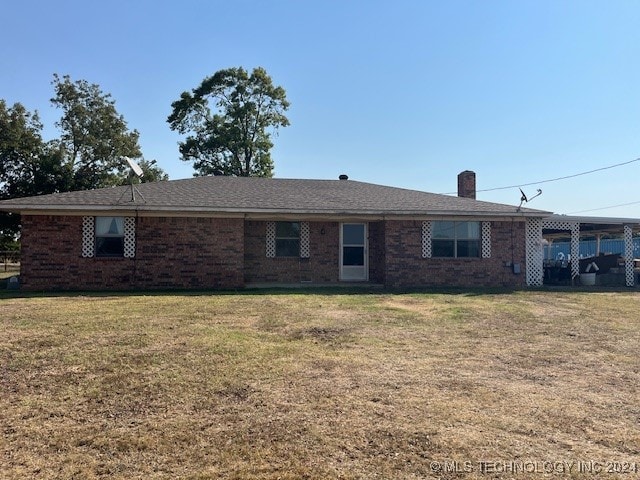 view of front facade featuring a front lawn