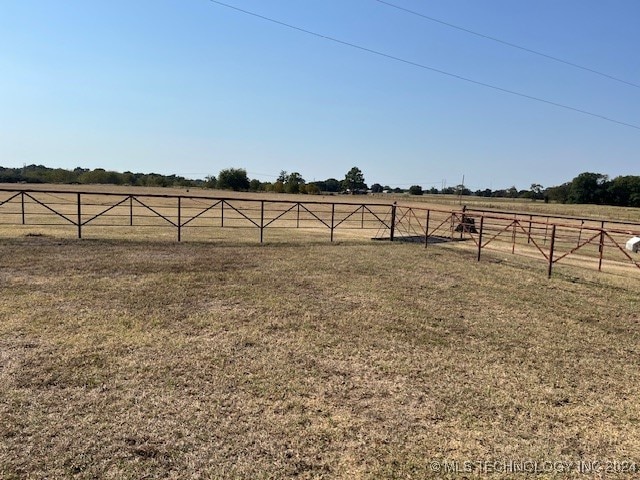 view of yard featuring a rural view