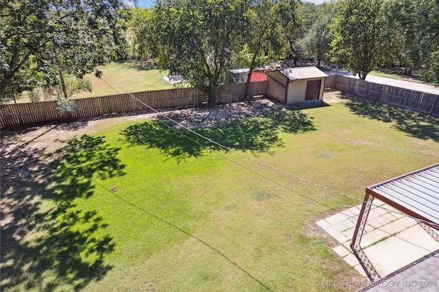view of yard featuring an outdoor structure and a storage unit