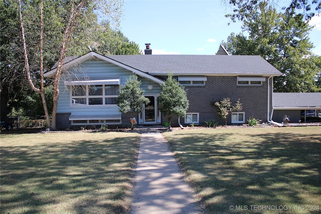 view of front facade featuring a front lawn