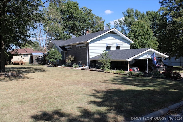 view of front of house featuring a front lawn and a carport