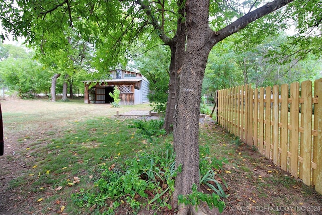 view of yard featuring an outbuilding