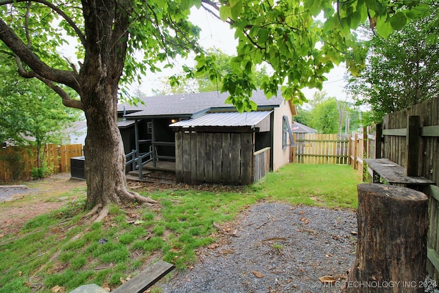 view of yard with an outdoor structure