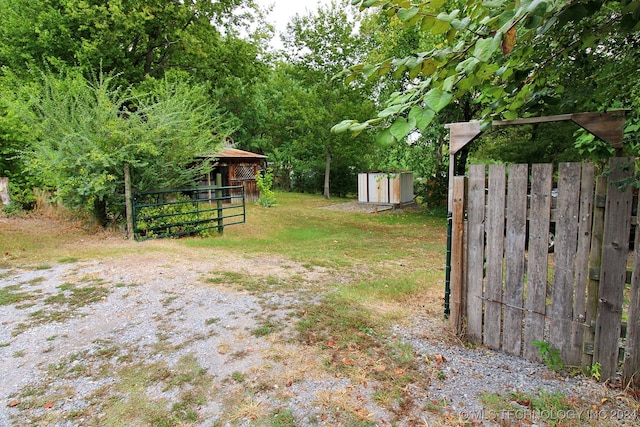 view of yard featuring an outdoor structure